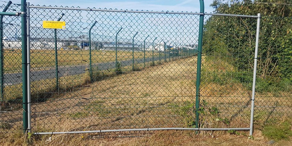 fence whole at cologne bonn airport